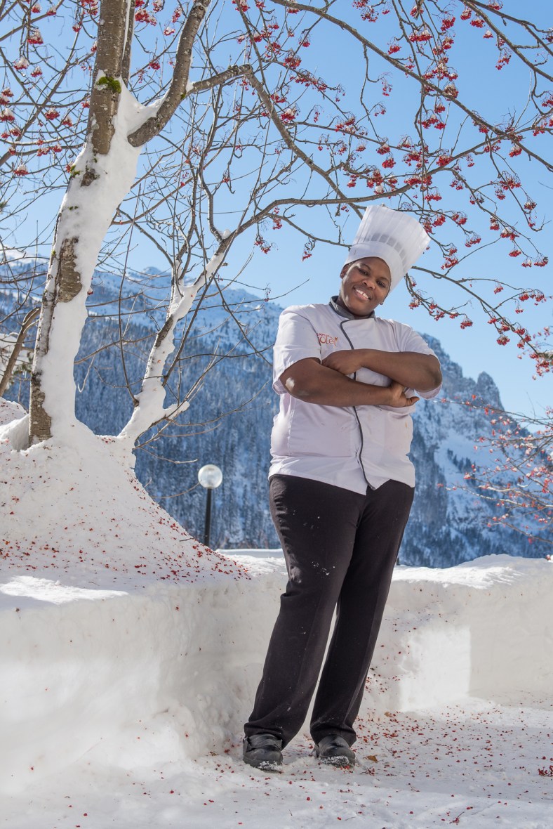 Portrait chef de cuisine femme noir montagne neige