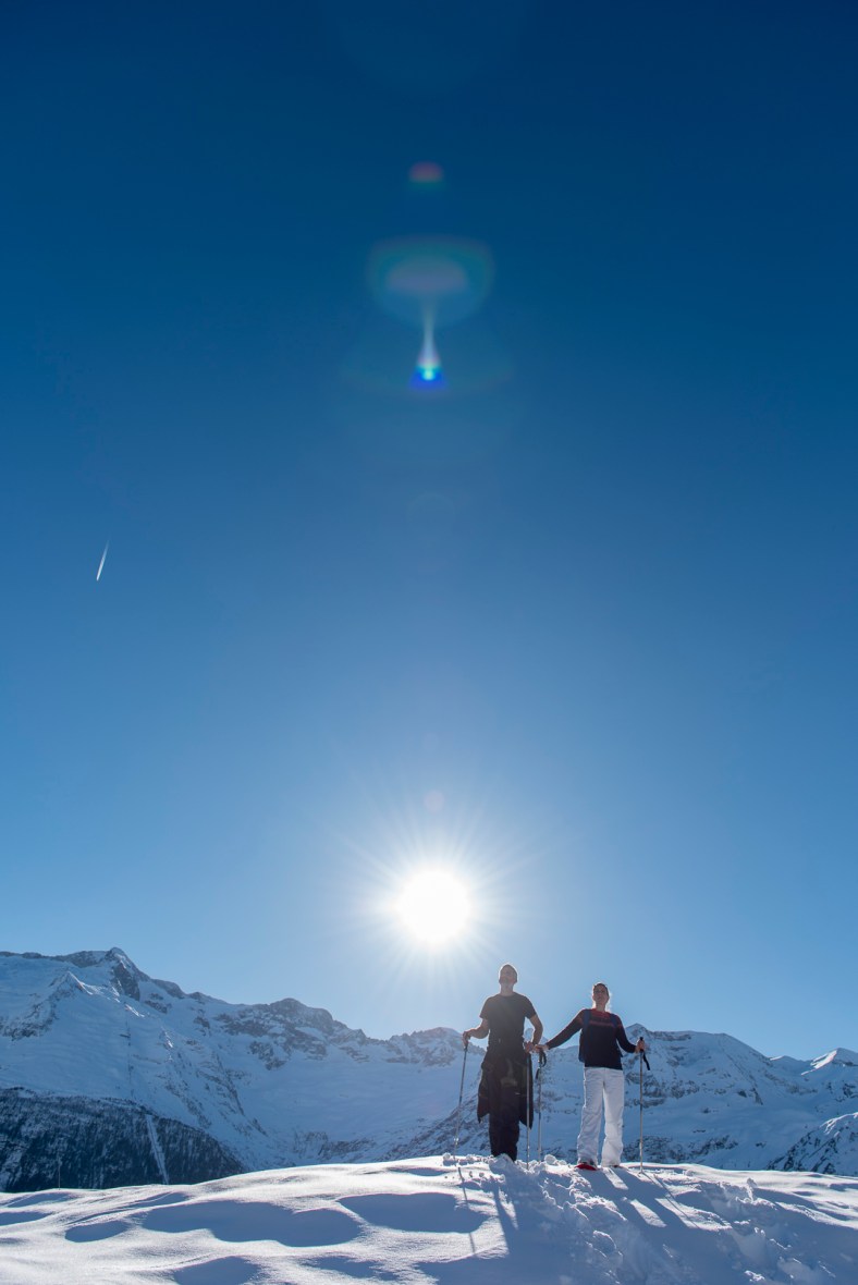 couple amoureux balade raquette montagne enneigé soleil ©MatthieuParent
