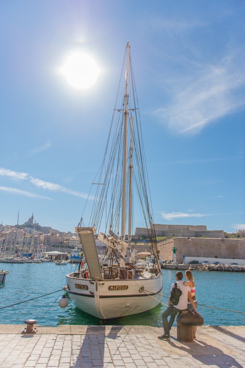 couple amoureux Vieux Port de Marseille notre Dame de la Garde